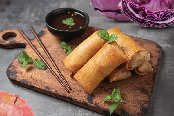 Nems au chou rouge, pomme, Salers AOP, sauce au miel et gingembre